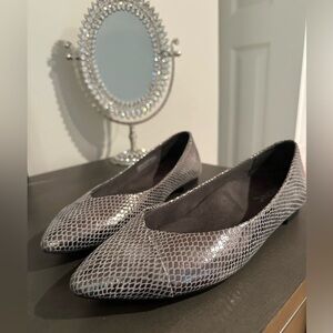 Vionic Gray Snakeskin Flats